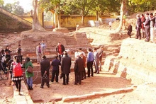 Ученые посещают археологические раскопки в императорской цитадели Тханглонг. Фото: Хоанг Хоа