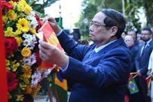 Премьер-министр Фам Минь Тьинь возлагает цветы к Мемориальной доске в честь Президента Хо Ши Мина в Рио-де-Жанейро. Фото: ВИА
