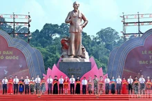 Церемония открытия памятника «Дядя Хо в Танчао».