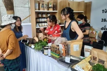 Потребители покупают экологически чистые продукты в г. Хошимине.