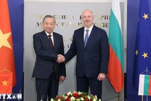 Генеральный секретарь ЦК КПВ То Лам и Премьер-министр Болгарии Росен Желязков. Фото: ВИА