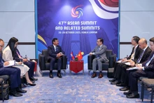 Секретарь ЦК КПВ, министр иностранных дел Ле Хоай Чунг проводит встречи с вице-премьером, министром иностранных дел и международного сотрудничества Камбоджи Прак Сокхоном.