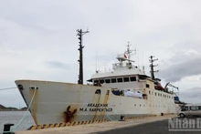 Научно-исследовательское судно «Академик М.А Лаврентьев» в порту Камрань.