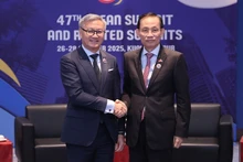 Министр иностранных дел Ле Хоай Чунг и Министр иностранных дел Лаоса Тхонгсаван Фомвихан. Фото: МИД Вьетнама