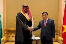 Заместитель премьер-министра Нгуен Тьи Зунг и Министр экономики и планирования Саудовской Аравии Файсал бин Фадхил Аль-Ибрахим. Фото: ВИА
