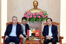 Председатель Народного комитета провинции Ниньбинь Фам Куанг Нгок и Вице-премьер, Министр цифровых технологий Польши Кшиштоф Гавковский. Фото: baoninhbinh.org.vn