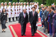 Президент Лыонг Кыонг председательствует на церемонии встречи Генерального секретаря ООН Антониу Гутерриша. Фото: Тхюи Нгуен