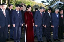 Генеральный секретарь То Лам и супруга Нго Фыонг Ли вместе с делегацией высокого уровня Вьетнама чтят память у могилы Карла Маркса — вождя пролетариата. Фото: ВИА