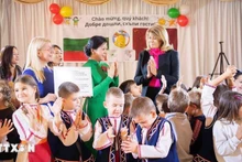 Две супруги общаются с детьми детского сада №2 «Званче» в Софии. Фото: ВИА