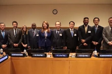 Секретарь ЦК КПВ, И.о. министра иностранных дел Ле Хоай Чунг и международные представители на мероприятии, посвященном церемонии открытия подписания Ханойской конвенции, в рамках Недели высокого уровня 80-й сессии Генеральной Ассамблеи ООН (22 сентября 2025 года). Фото: ВИА