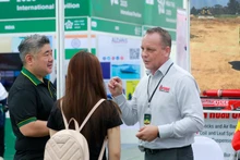 Господин Майкл Грейс, генеральный директор компании Pedders Suspensions & Brakes (Австралия), принимает участие в ярмарке с целью расширения производства во Вьетнаме. Фото: ВИА