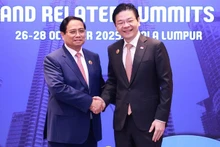 Премьер-министр Фам Минь Тьинь и Премьер-министр Сингапура Лоуренс Вонг. Фото: ВИА