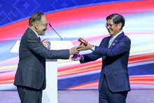 Премьер-министр Малайзии передает пост Председателя АСЕАН-2026 Президенту Филиппин. Фото: VGP