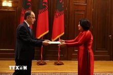 Посол Тхи Тху Хыонг вручает верительные грамоты Президенту Албании Байраму Бегаю. Фото: ВИА