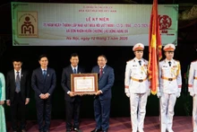 Церемония вручения Ордена труда 3-й степени Вьетнамскому кукольному театру.