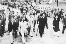 Жители Ханоя встречают Президента Хо Ши Мина и кандидатов в НС I созыва. Фото: Музей Хо Ши Мина