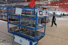 Робот автоматически транспортирует сырьё со склада на производственную линию на предприятии Maxport. Фото: ВИА