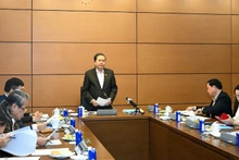 Председатель НС Чан Тхань Ман выступает на совещании. Фото: Зюи Линь