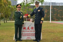 Министр обороны Вьетнама Фан Ван Зянг и Министр обороны Китая Дун Цзюнь.