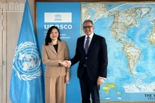 л Нгуен Тхи Ван Ань и Генеральный директор ЮНЕСКО Халед аль-Анани.