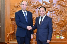 Глава Отдела ЦК КПВ по пропаганде, политическому воспитанию и работе с народными массами Чинь Ван Кует и Посол Кубы во Вьетнаме Рохелио Поланко Фуэнтес. Фото: Тхюи Нгуен