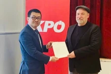 Посол Ву Ле Тхай Хоанг передает Председателю КПА Гюнтеру Хопфгартнеру благодарственное письмо ЦК КПВ.