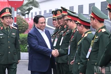 Премьер-министр Фам Минь Тьинь и руководство Военной телекоммуникационной и промышленной группе (Viettel). Фото: Чан Хай