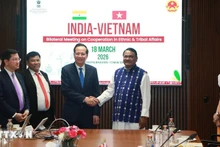 Министр по делам народностей и религий Дао Нгок Зунг и Министр по делам племен Индии Джуал Орам. Фото: ВИА