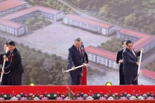 Генеральный секретарь ЦК КПВ То Лам, Премьер-министр Фам Минь Тьинь и делегаты проводят церемонию одновременной закладки и начала строительства школ-интернатов в приграничных сухопутных общинах. Фото: ВИА