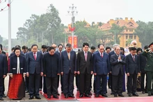 [Фото] Руководители Партии и Государства возложили венки к Мавзолею Президента Хо Ши Мина