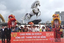 Пассажиров и экипаж встретили праздничным танцем льва и традиционными красными конвертами «ли си». Фото: Ань Дао