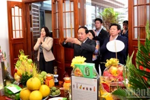 Товарищ Чинь Ван Кует воскуряет благовония в память о Генеральном секретаре ЦК КПВ Нгуен Фу Чонге.