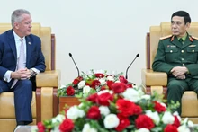 Генерал армии Фан Ван Зянг и помощник Государственного секретаря США Майкл Джордж ДеСомбре. 