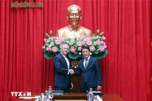 Генерал армии Лыонг Там Куанг и помощник Государственного секретаря США Майкл ДеСомбре. Фото: ВИА