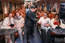 «Поезд счастья» в новогоднюю ночь – это путешествие, наполненное счастьем. Фото: Тхань Дат