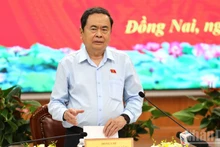 Председатель НС Чан Тхань Ман выступает на рабочей встрече с Избирательной комиссией провинции Донгнай.