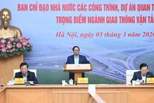 Премьер-министр Фам Минь Тьинь выступает на заседании. Фото: Чан Хай