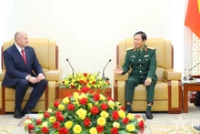 Генерал армии Нгуен Тан Кыонг и глава МЧС России Александр Куренков. Фото: qdnd.vn