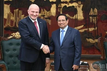 Премьер-министр Фам Минь Тьинь и глава МЧС России Александр Куренков. Фото: Чан Хай