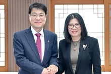 Генеральный консул Доан Фыонг Лан и исполняющий обязанности мэра Ким Чон Ки. Фото: baoquocte.vn