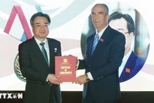 Посол Кубы во Вьетнаме Рохелио Поланко Фуэнтес вручает Орден дружбы товарищу Нгуен Тхань Нги. Фото: ВИА