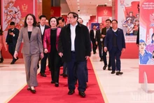 Премьер-министр Фам Минь Тьинь проверяет ход подготовки к 11-й Всенациональной конференции по патриотическим соревнованиям. Фото: Чан Хай