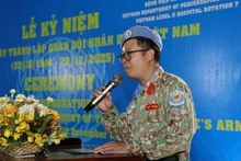 Директор военно-полевого госпиталя 2-го уровня №7 майор, кандидат наук Чан Дык Тай выступает на церемонии. Фото: Тьиен Фук