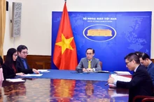 Министр Ле Хоай Чунг во время телефонного разговора. Фото: baoquocte.vn