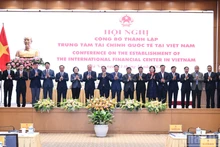 [Фото] Премьер-министр Фам Минь Тьинь председательствовал на конференции по объявлению о создании международных финансовых центров во Вьетнаме