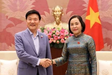 Заместитель председателя НС Нгуен Тхи Тхань и Председатель Консультативного комитета НС Республики Корея по вопросам этики Ким Хак Мин. Фото: ВИА