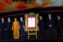 Замминистра культуры, спорта и туризма Та Куанг Донг вручает провинциям Куангнинь, Бакнинь и городу Хайфон свидетельство о признании комплекса памятников и достопримечательностей Йенты-Виньнгием-Коншон, Киепбак объектом всемирного культурного наследия. Фото: ВИА