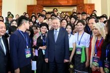 [Фото] Генеральный секретарь ЦК КПВ То Лам встретился с выдающимися учащимися, студентами и молодежью из национальных меньшинств