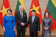 Президент Лыонг Кыонг с супругой и Президент Литвы Гитанас Науседа с супругой. Фото: Тхюи Нгуен
