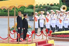Президент Лыонг Кыонг и Президент Литвы Гитанас Науседа на церемонии встречи. 